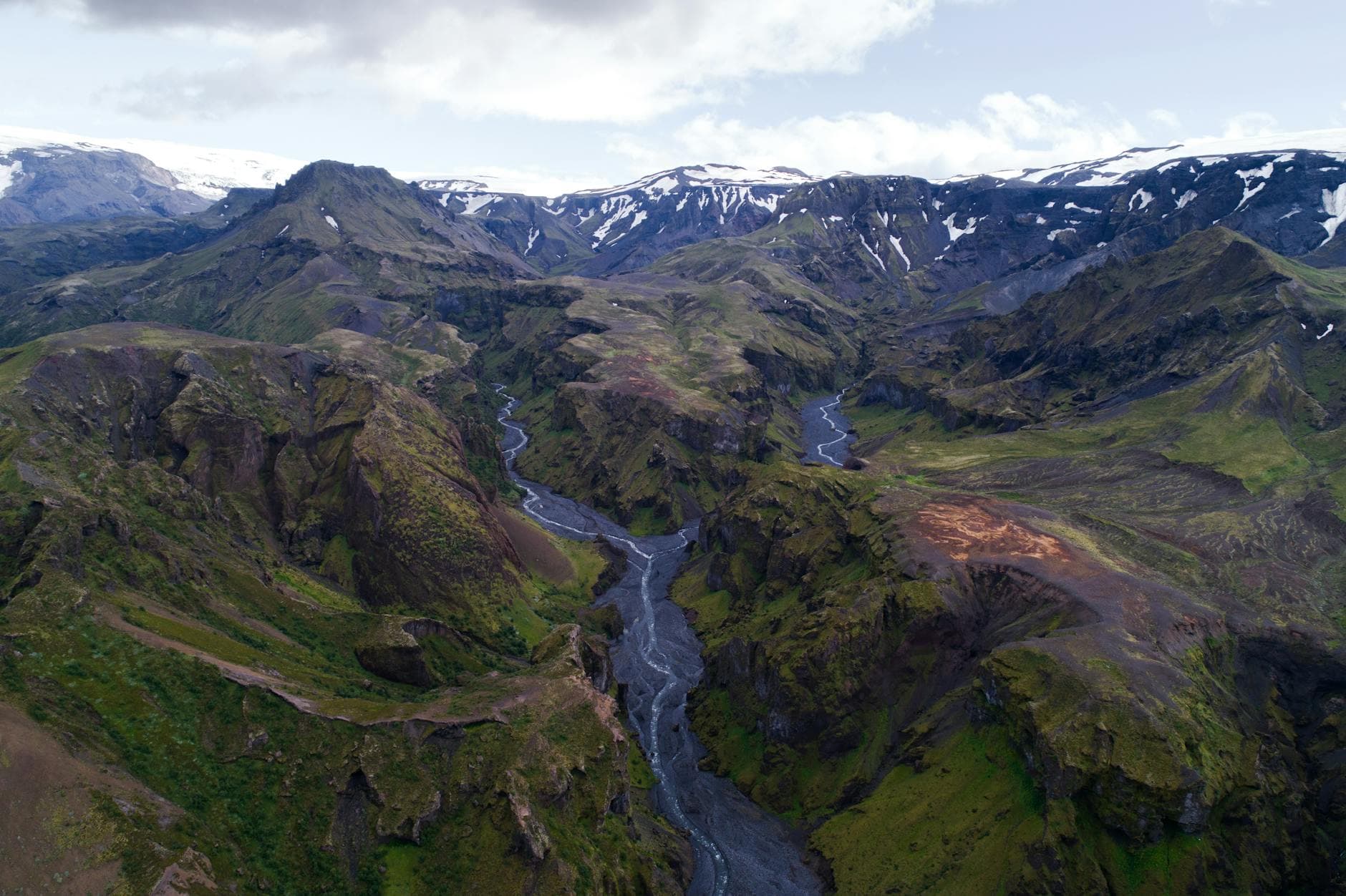 Valle de las tierras altas y río glaciar en Þórsmörk, Islandia